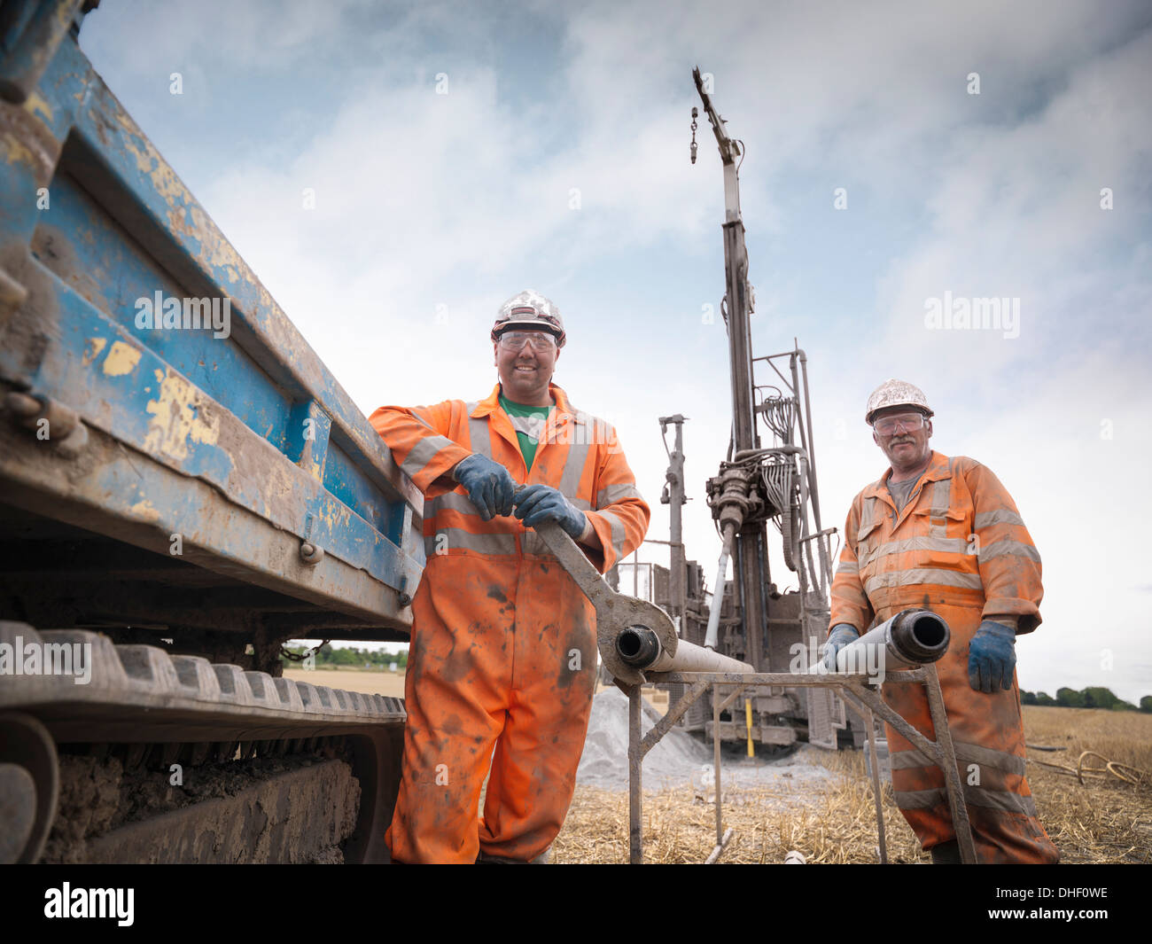 Ritratto della piattaforma di perforazione lavoratori nel duro cappelli e indumenti da lavoro Foto Stock