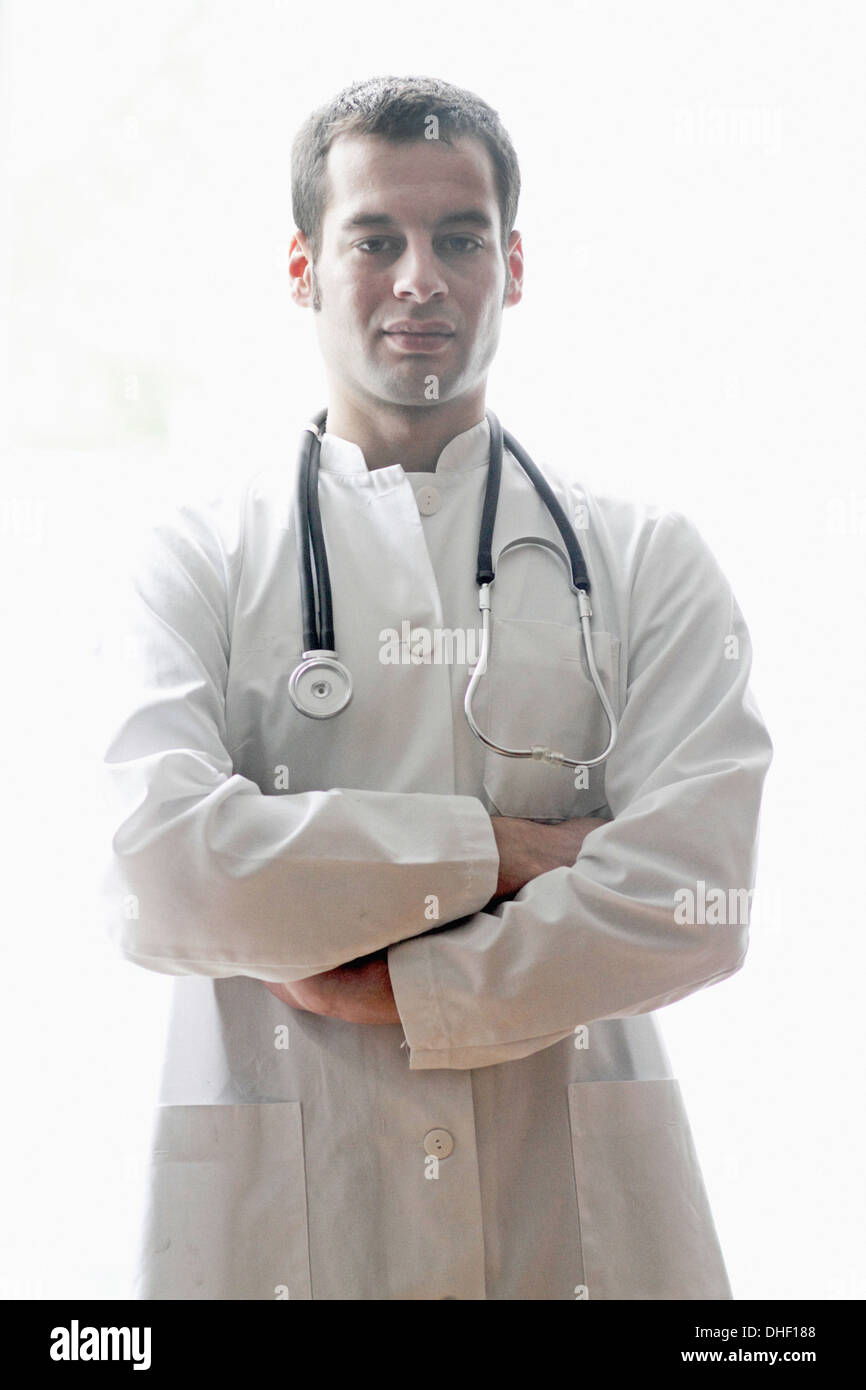 Ritratto di medico con i bracci ripiegati Foto Stock