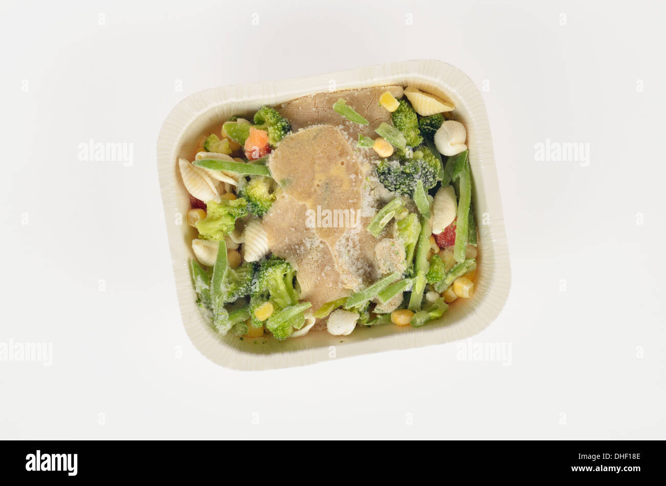 Il vassoio non cotte di occhio di verdure congelate con pasta su sfondo bianco, ritaglio. Stati Uniti d'America Foto Stock