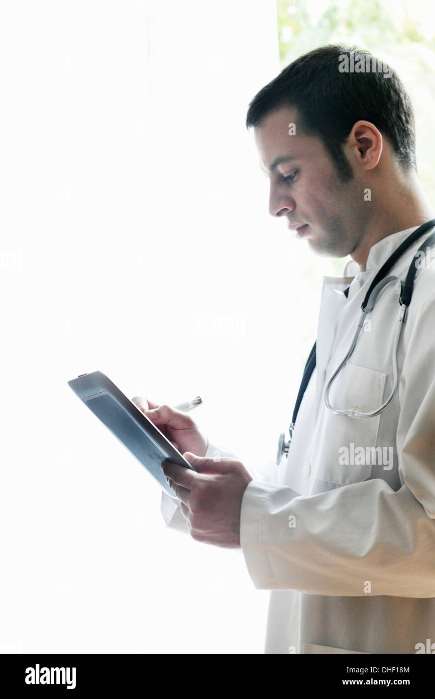Ritratto di medico usando tavoletta digitale Foto Stock