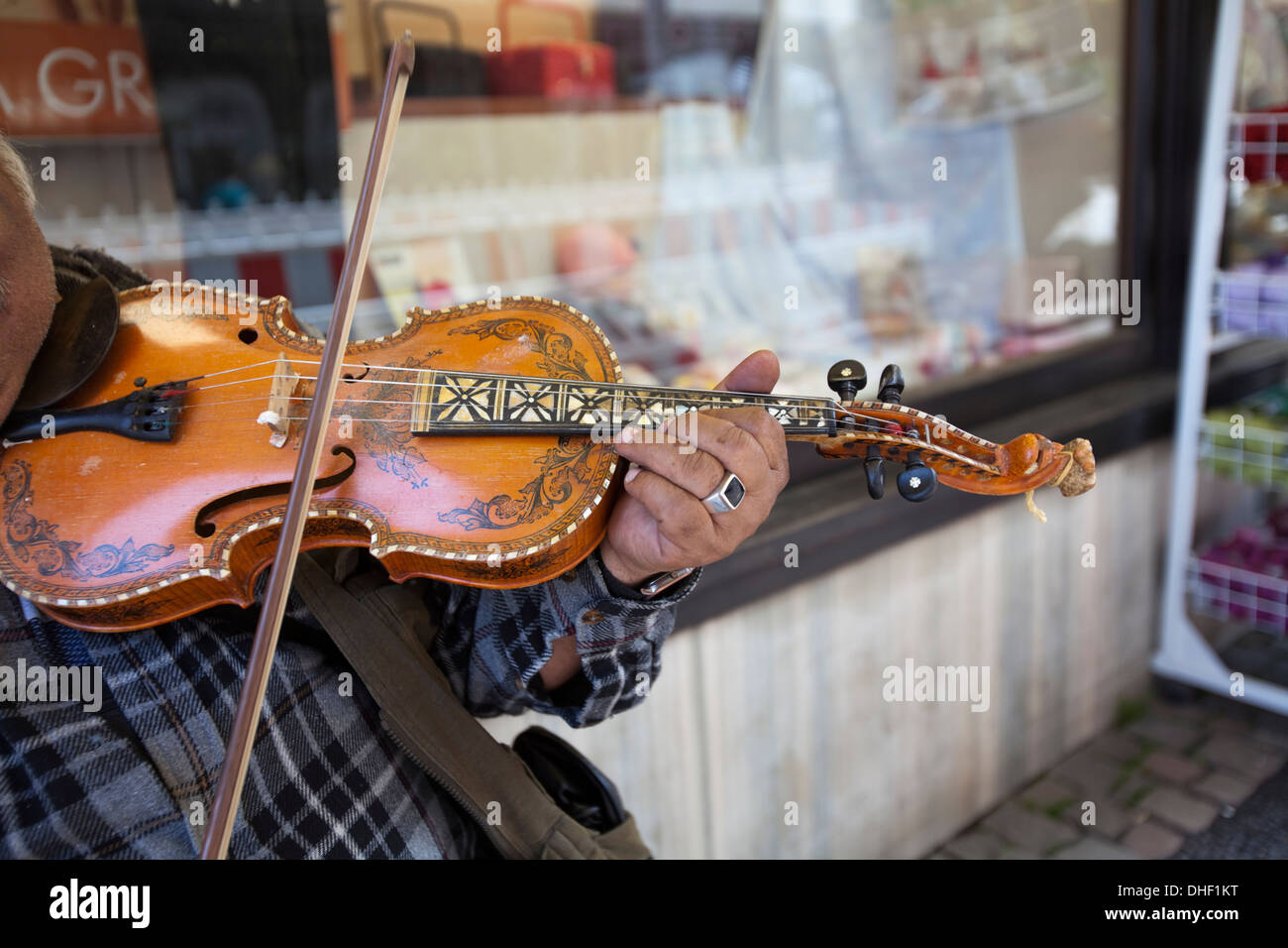 Musicista di strada, riproduzione di un violino Foto Stock