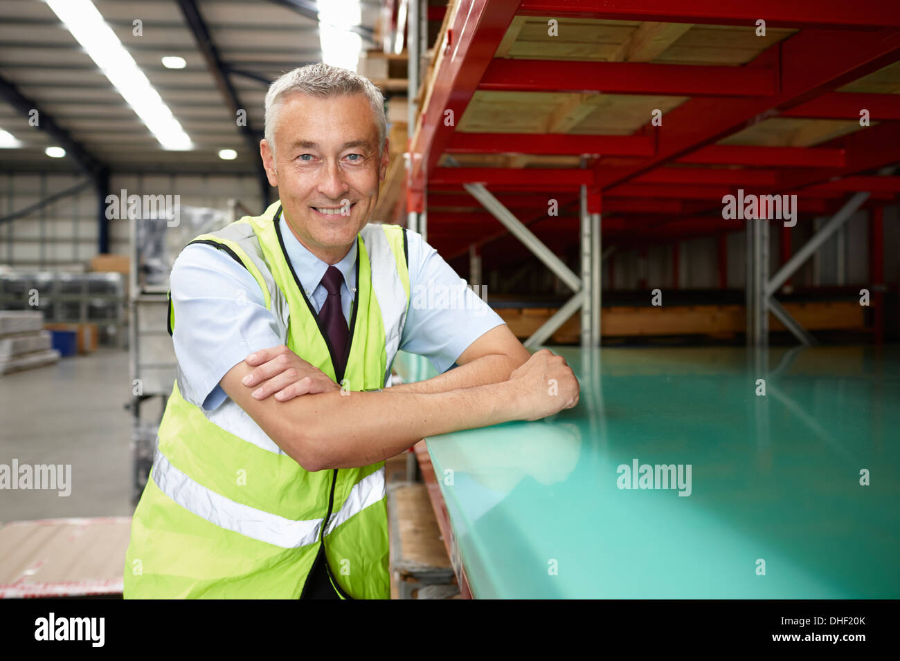 Ritratto di warehouse manager nel magazzino di ingegneria Foto Stock