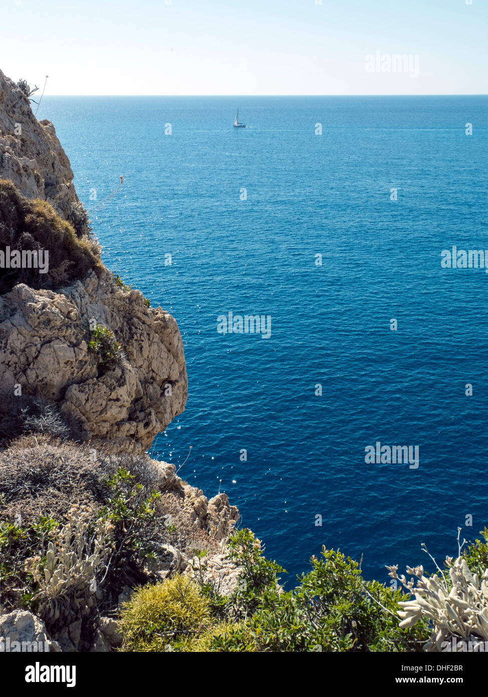 Mare mediterraneo con barca a vela vicino a Patara beach, lycia, Turchia, Foto Stock