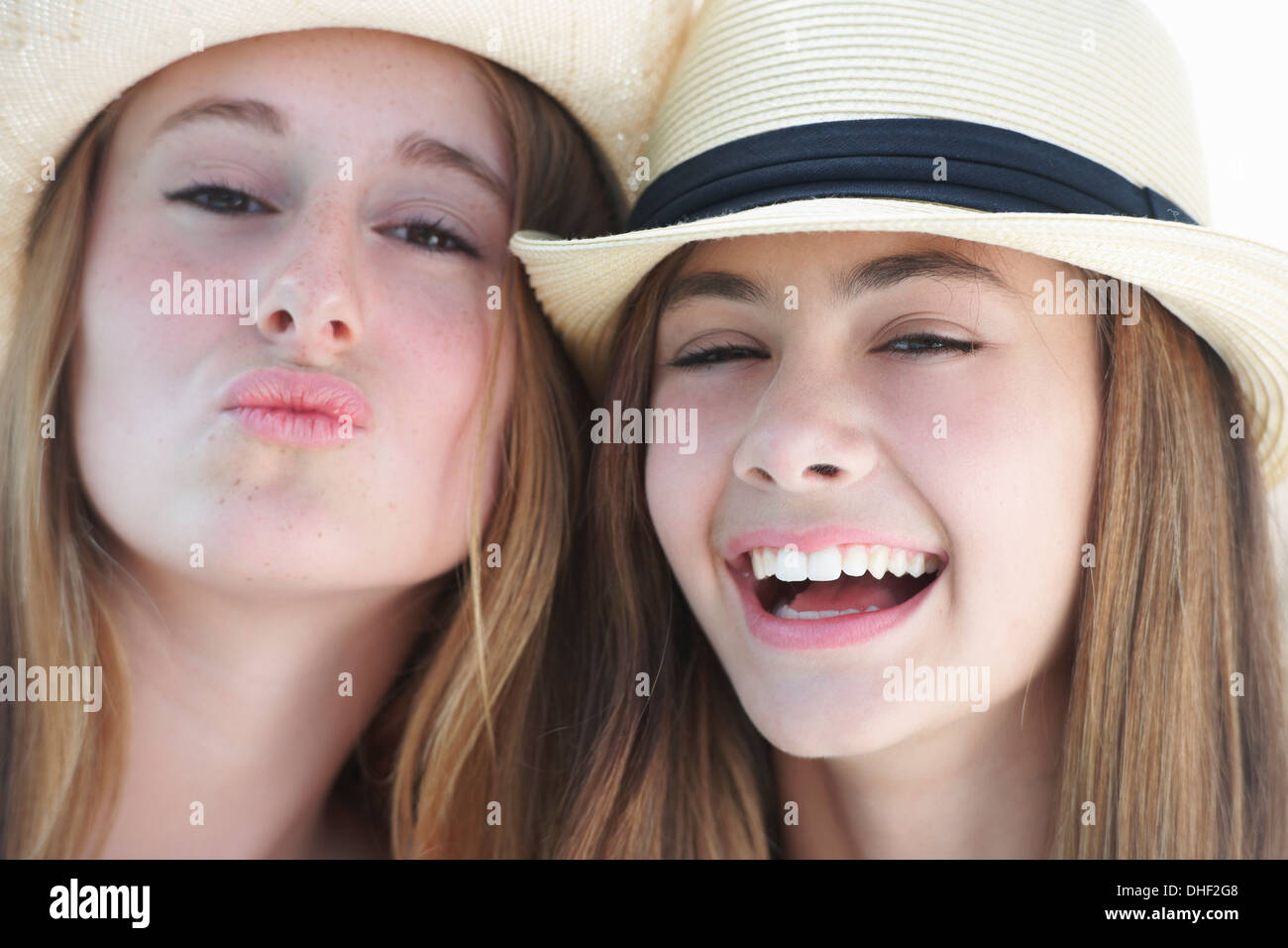 Ritratto di due ragazze adolescenti indossare cappelli Foto Stock