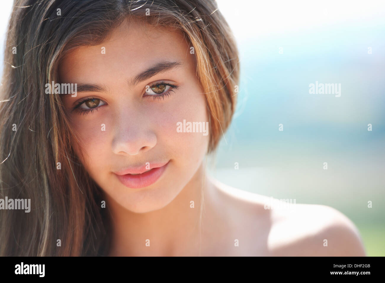 Ritratto di bruna ragazza adolescente guardando la fotocamera Foto Stock