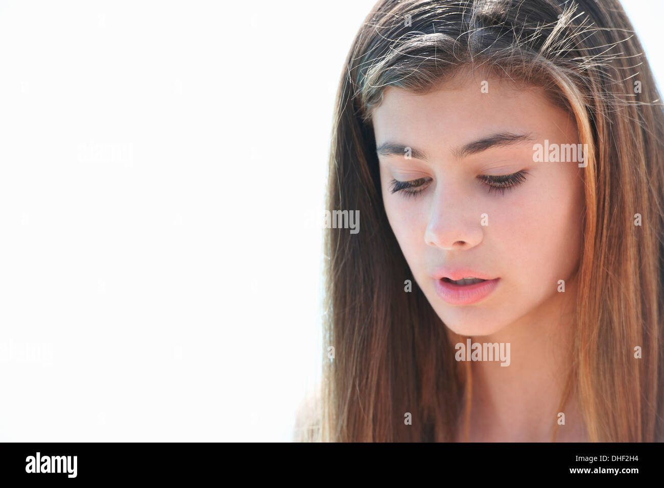 Ritratto di bruna ragazza adolescente guardando verso il basso Foto Stock