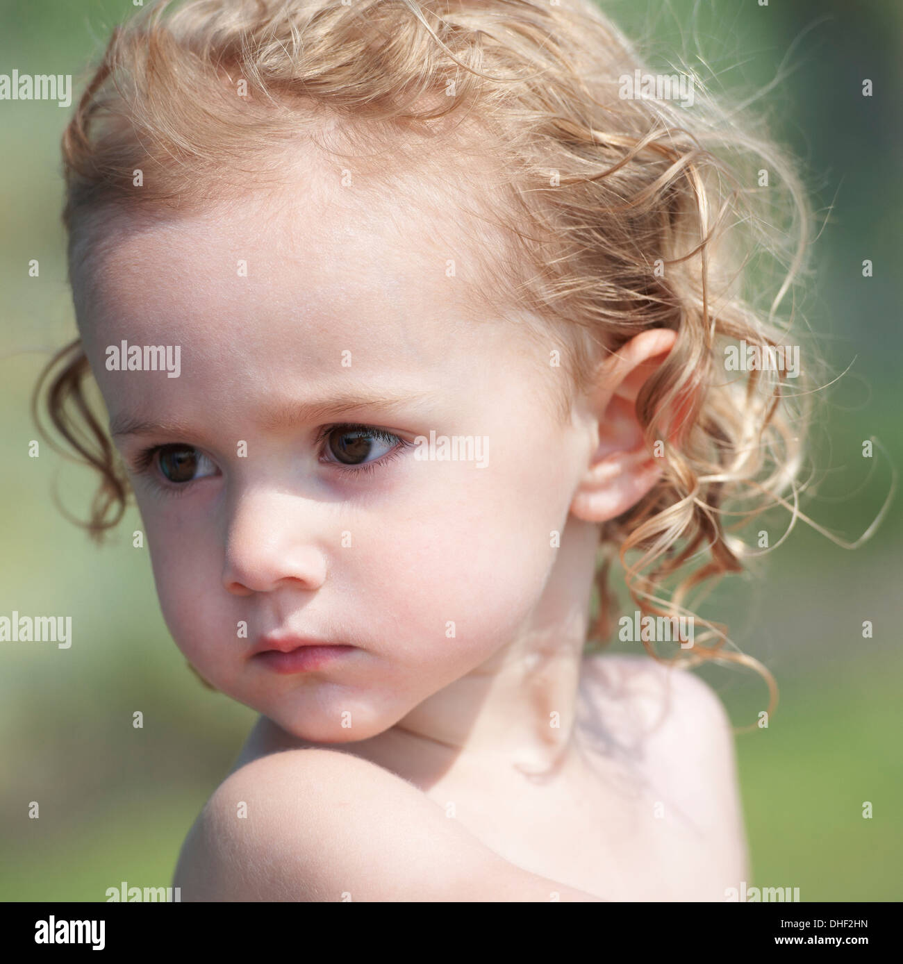 Ritratto di giovane ragazza che guarda lontano Foto Stock