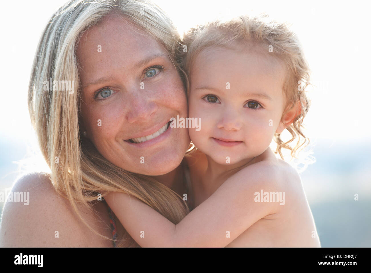 Ritratto di Madre abbracciando giovane figlia Foto Stock