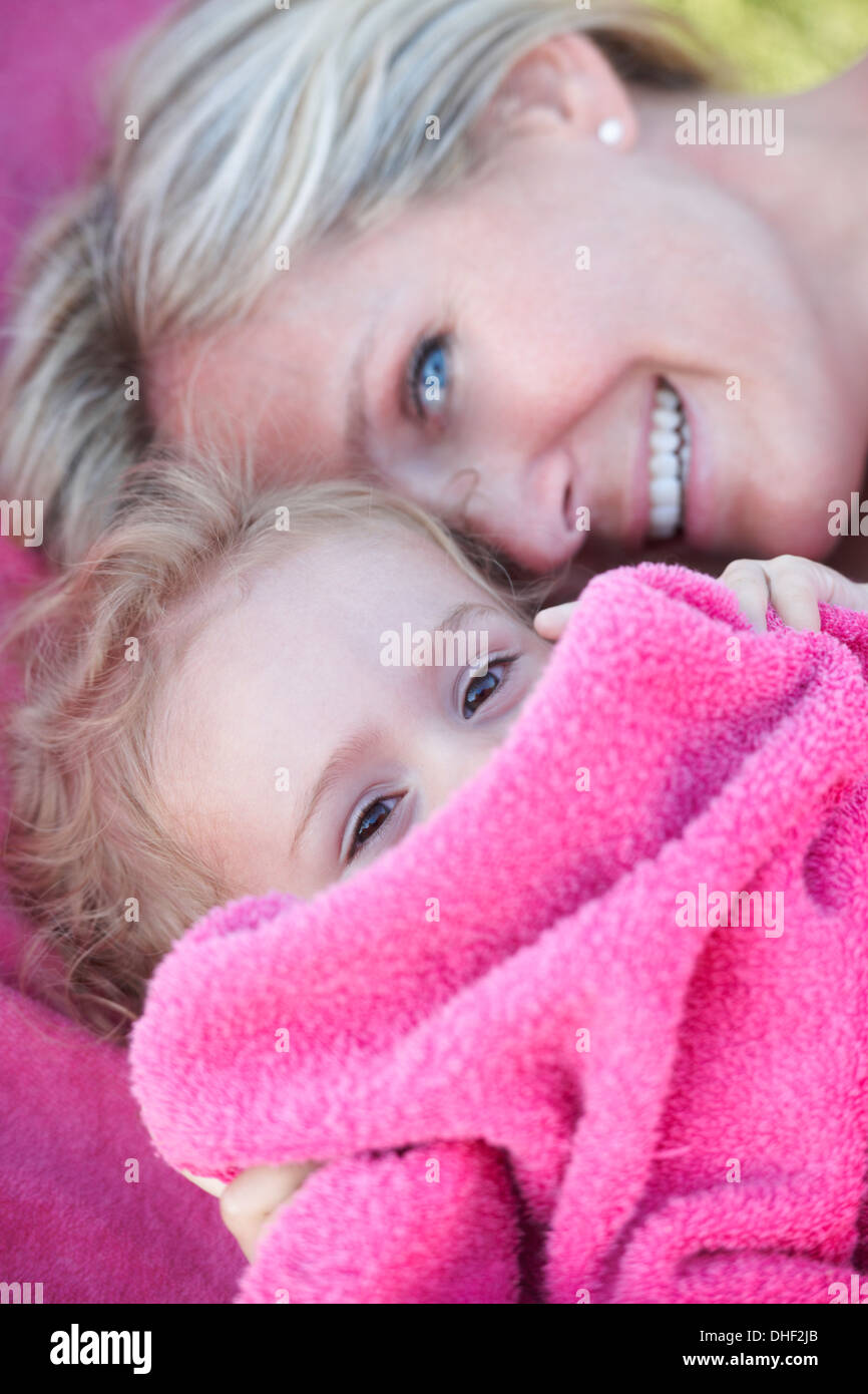 Madre e figlia in rosa asciugamano Foto Stock