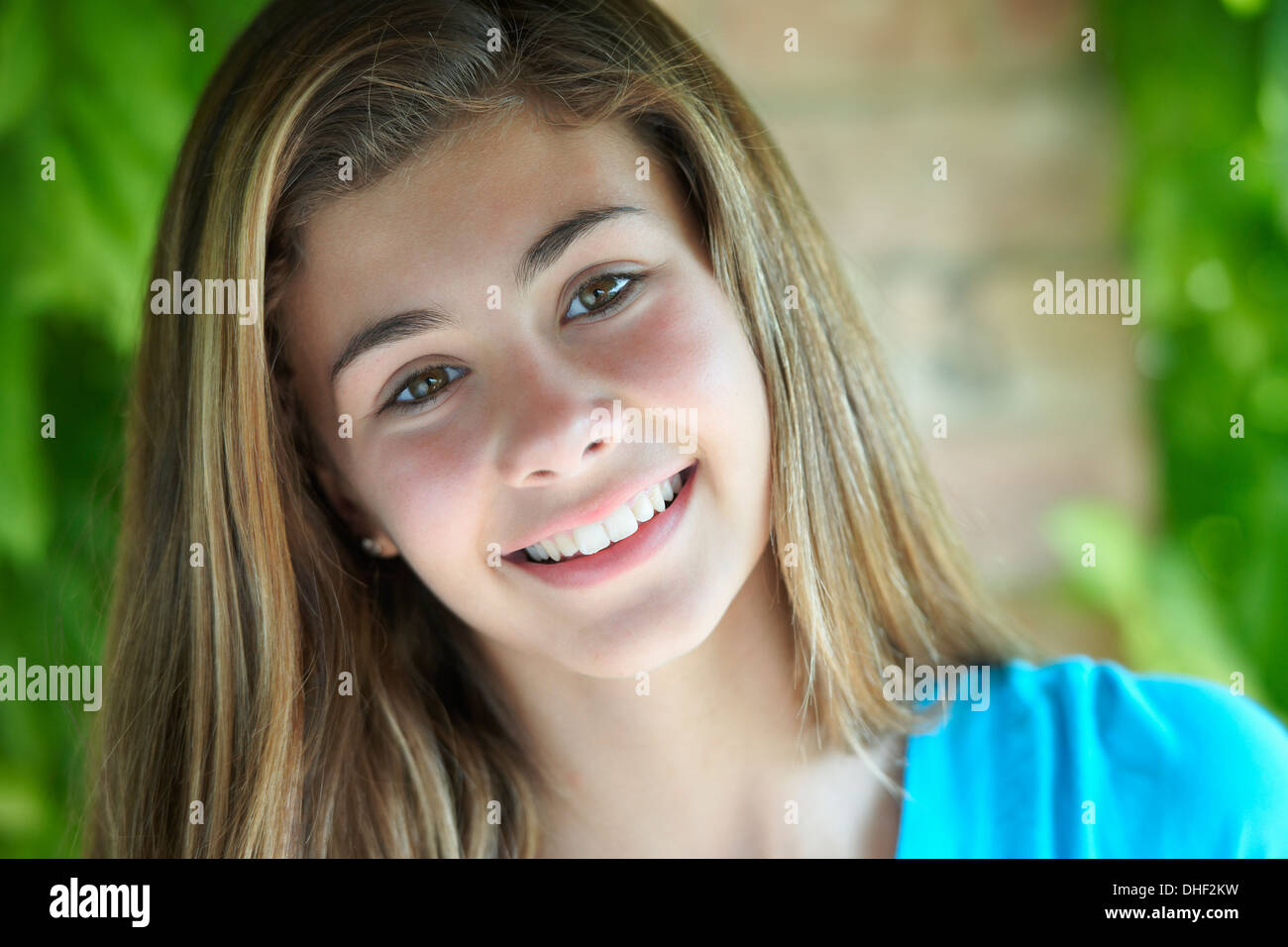 Ritratto di ragazza adolescente guardando la telecamera, close up Foto Stock