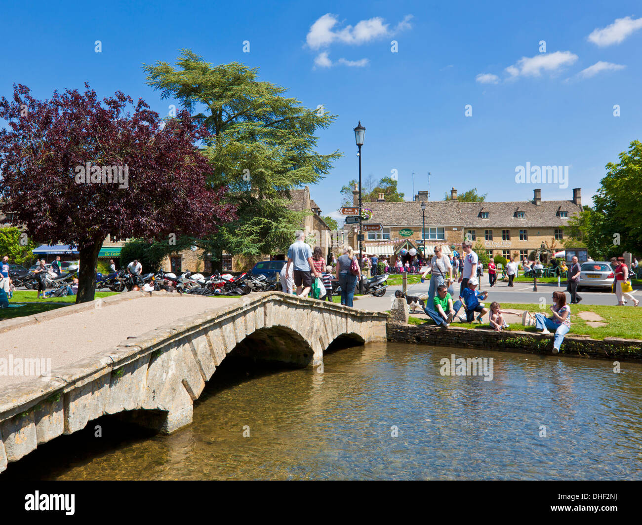 Ponte sul fiume Windrush a Bourton sull'acqua Cotswolds Gloucestershire Inghilterra UK GB Europa Foto Stock