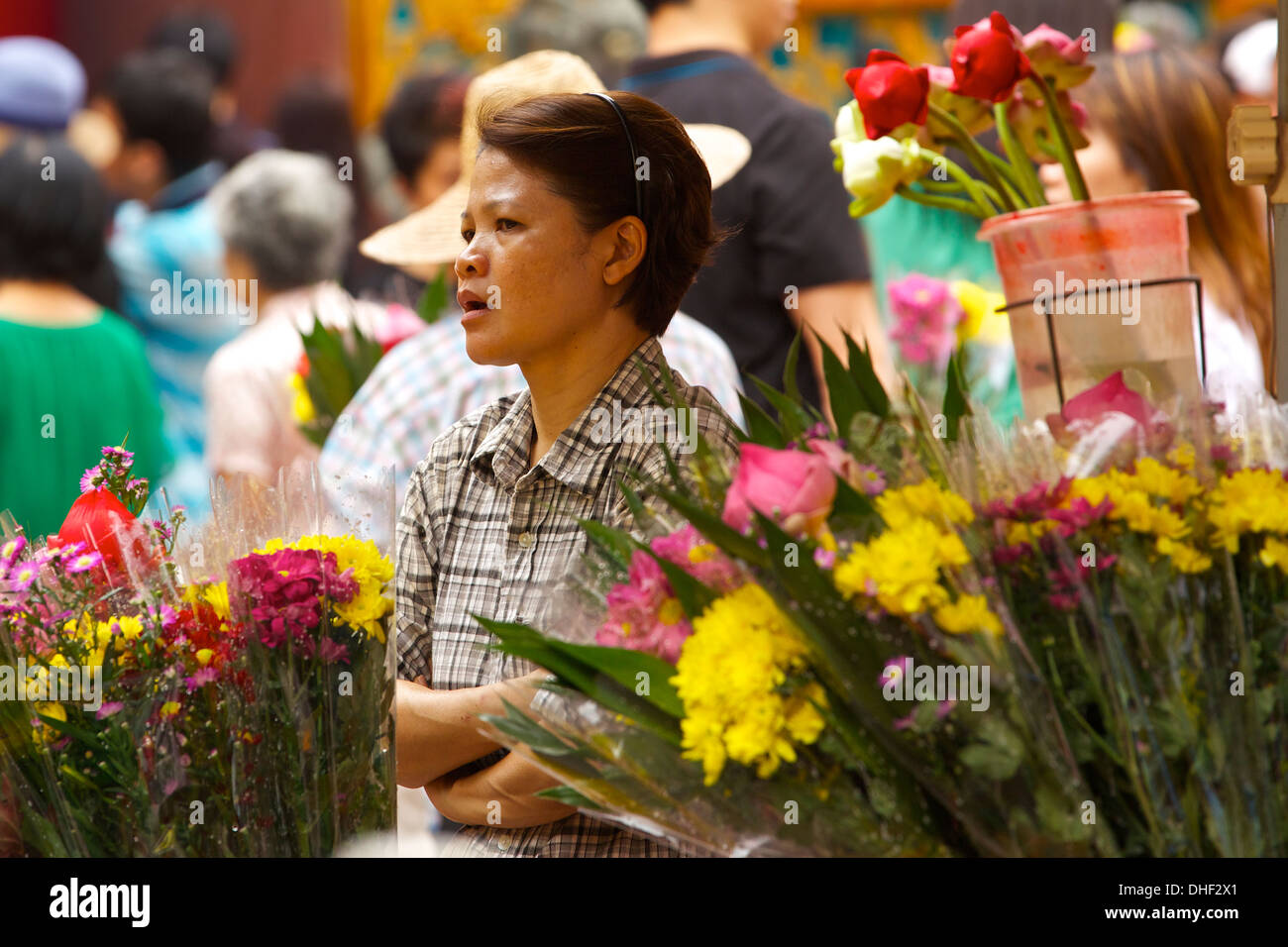 Asian venditore di fiori da Kwan Tong Inn Tempio, Waterloo Street, Singapore. Foto Stock