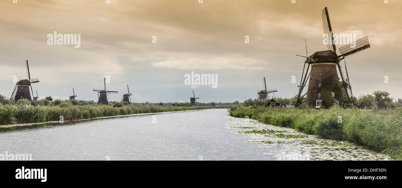 Mulini a vento e canal, Kinderdijk, Olanda, Amsterdam Foto Stock