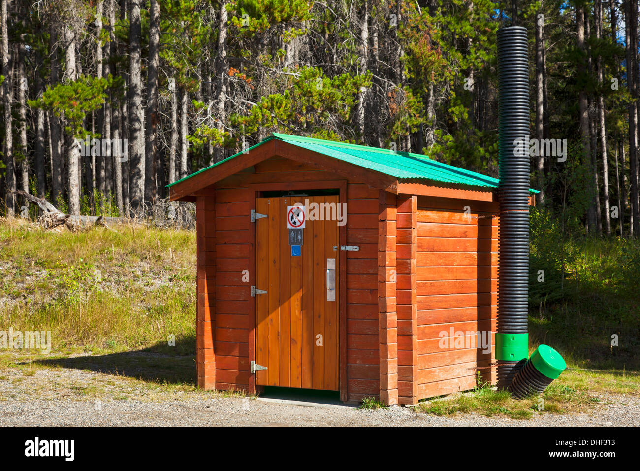 All'esterno riducendo in concime organico naturale wc a secco nel Parco Nazionale di Banff Alberta Canada Foto Stock