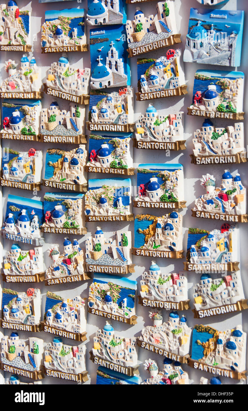 SANTORINI (THIRA), cicladi grecia. Un sacco di colorati souvenir magneti per il frigo per la vendita in un negozio di mare. 2013. Foto Stock