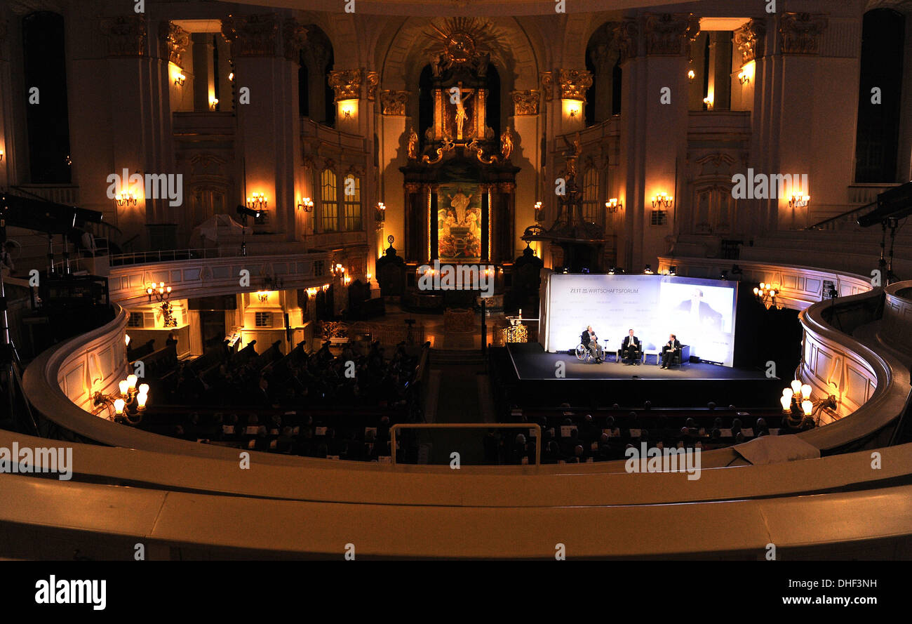 Amburgo, Germania. 07 Nov, 2013. Ex Cancelliere Helmut Schmidt (L-R), il presidente della Banca centrale europea (BCE), Mario Draghi e il capo della sezione economia del giornale settimanale "Die Zeit", Uwe Jean Heuser, conducete una discussione durante il quinto 'Zeit" economia forum nella chiesa di San Michele di Amburgo, Germania, 07 novembre 2013. Foto: Angelika Warmuth/dpa/Alamy Live News Foto Stock