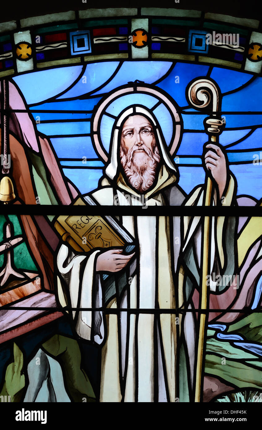 Saint Benoit Che Porta Il Personale Di Ufficio, Crozier, Crosier O Pastorale Vetrate Chiesa Di Thomas Becket Avrieux Savoie Francia Foto Stock