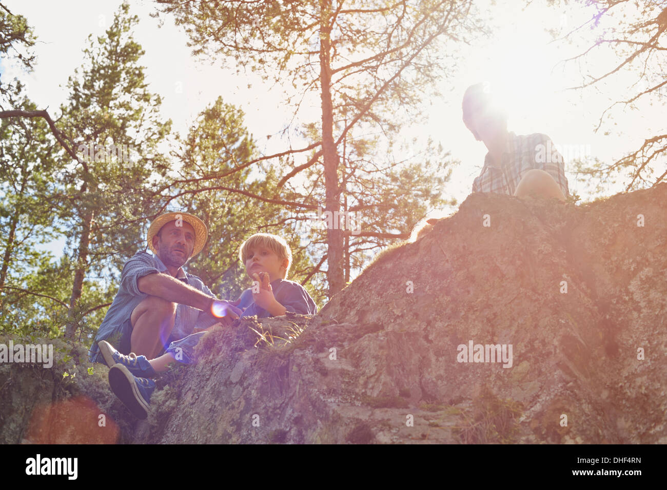 Famiglia avente picnic seduti sulle rocce Foto Stock