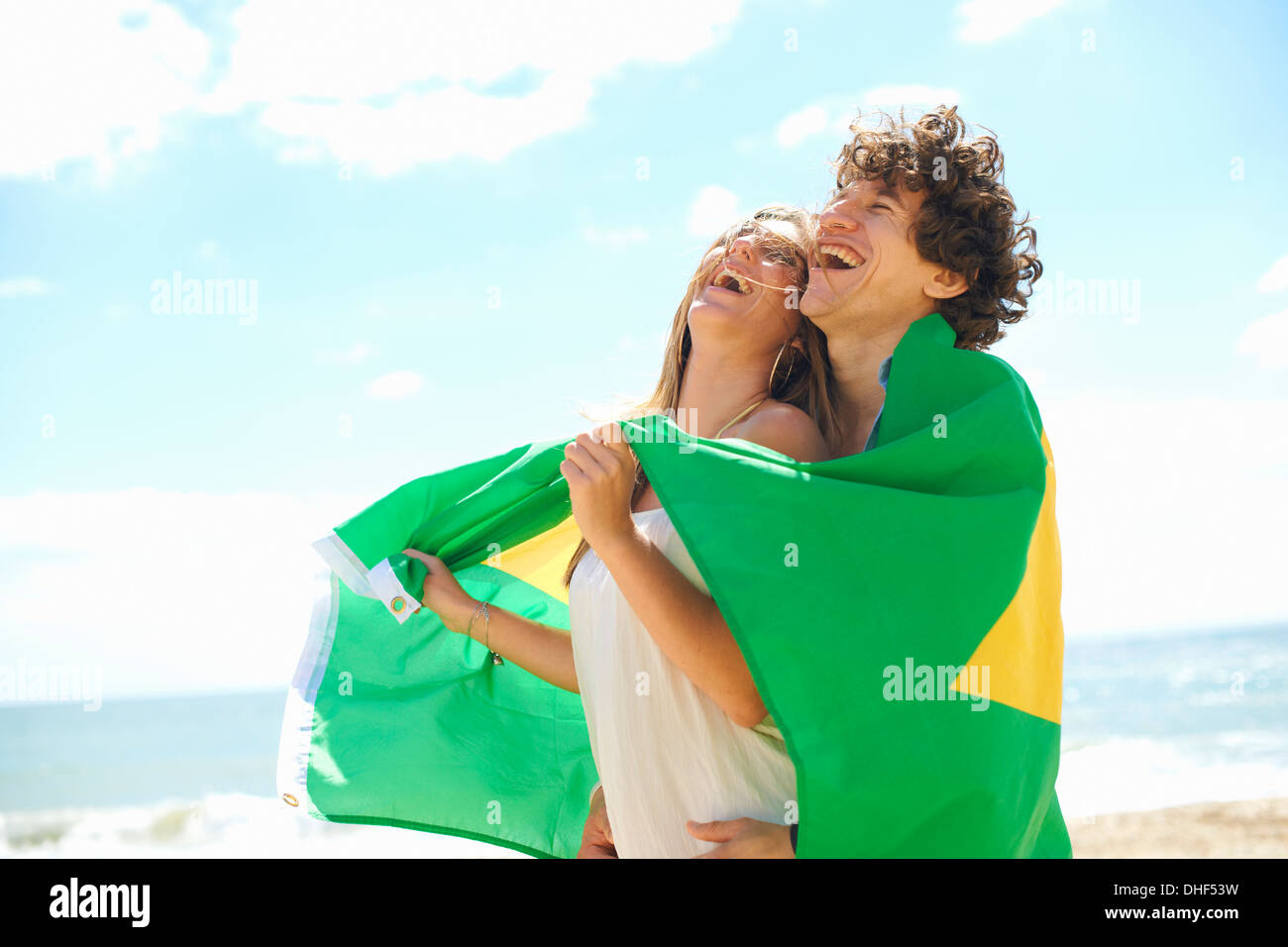 Coppia con bandiera brasiliana Foto Stock