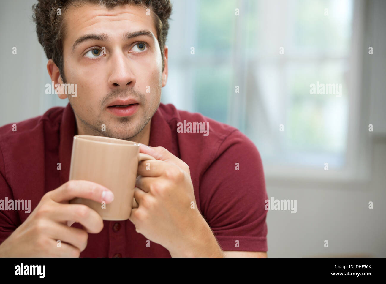 Giovane uomo prendendo pausa caffè Foto Stock