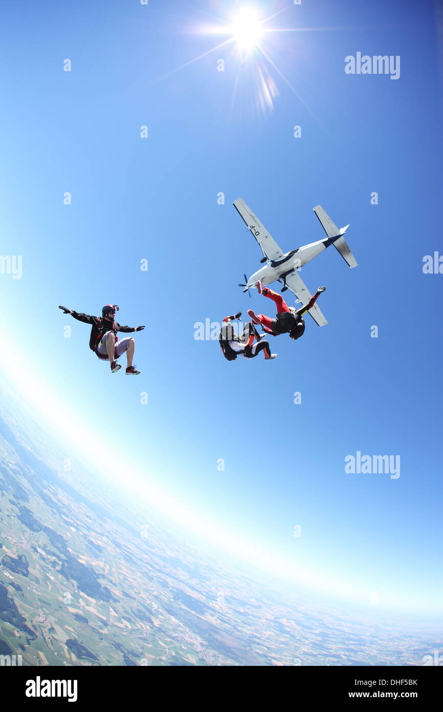 Skydivers in caduta libera al di sopra di Leutkirch, Baviera, Germania Foto Stock