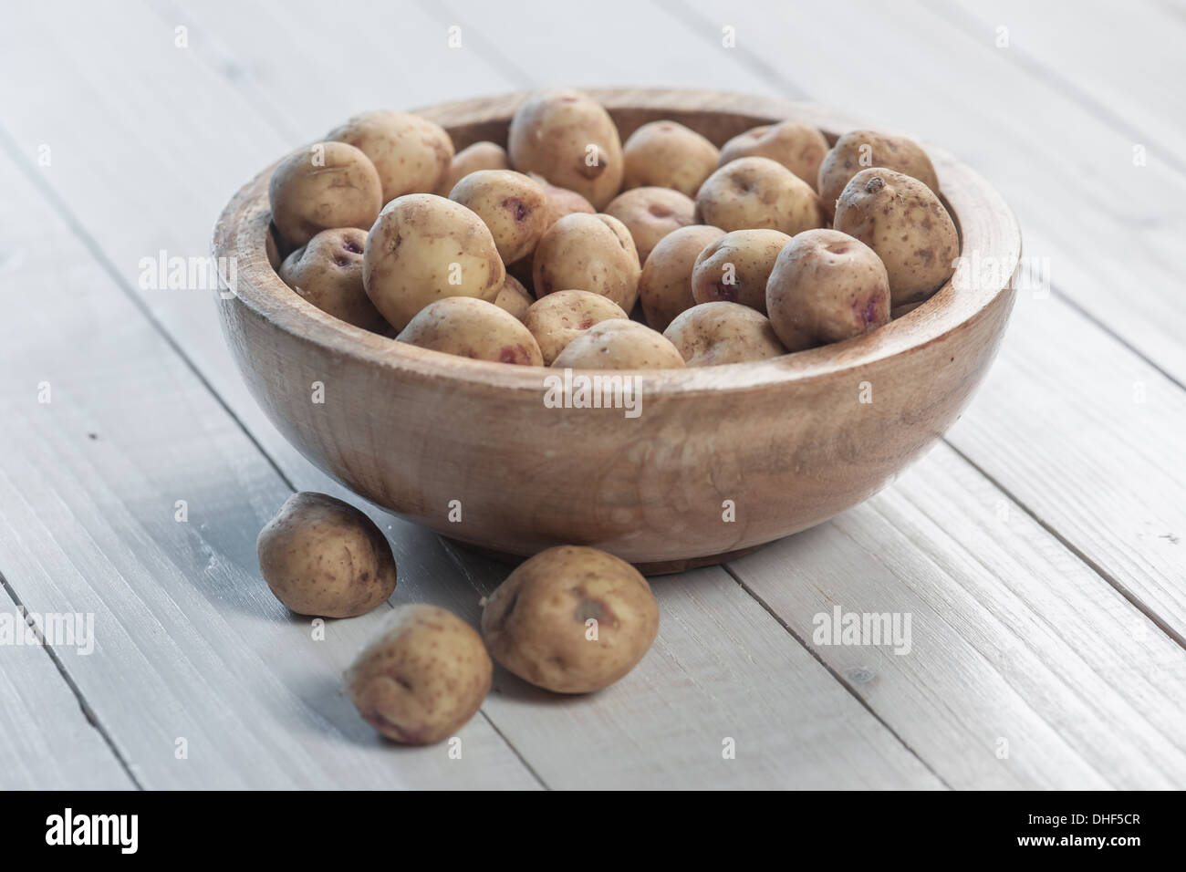 Mucchio di patate sul piatto di legno Foto Stock