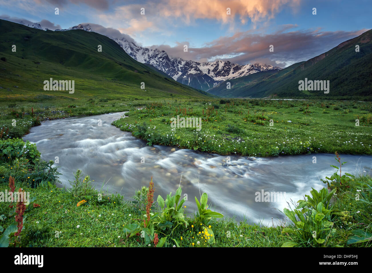 Fiume in montagna in estate Foto Stock