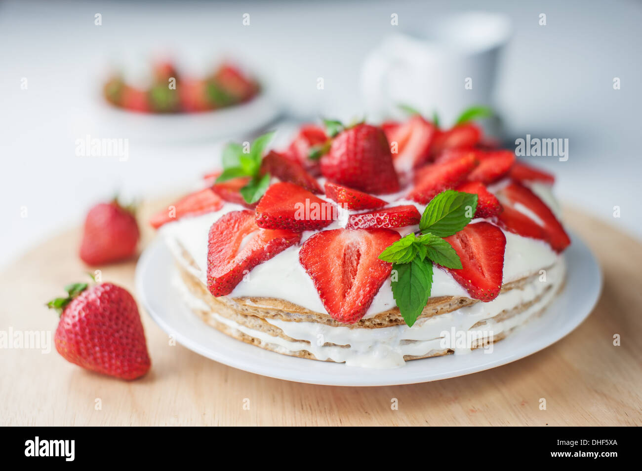 La torta di fragole con il rametto di menta Foto Stock