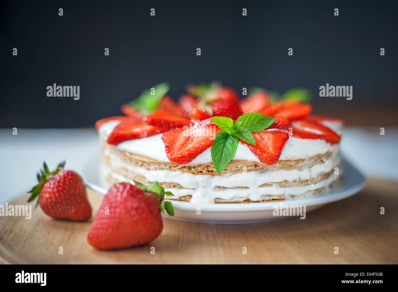 La torta di fragole con il rametto di menta Foto Stock