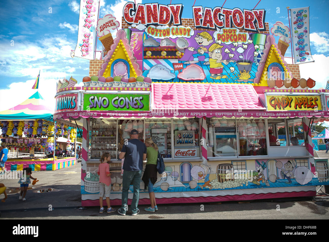 Persone che acquistano caramello mele presso la New Mexico State Fair. Foto Stock