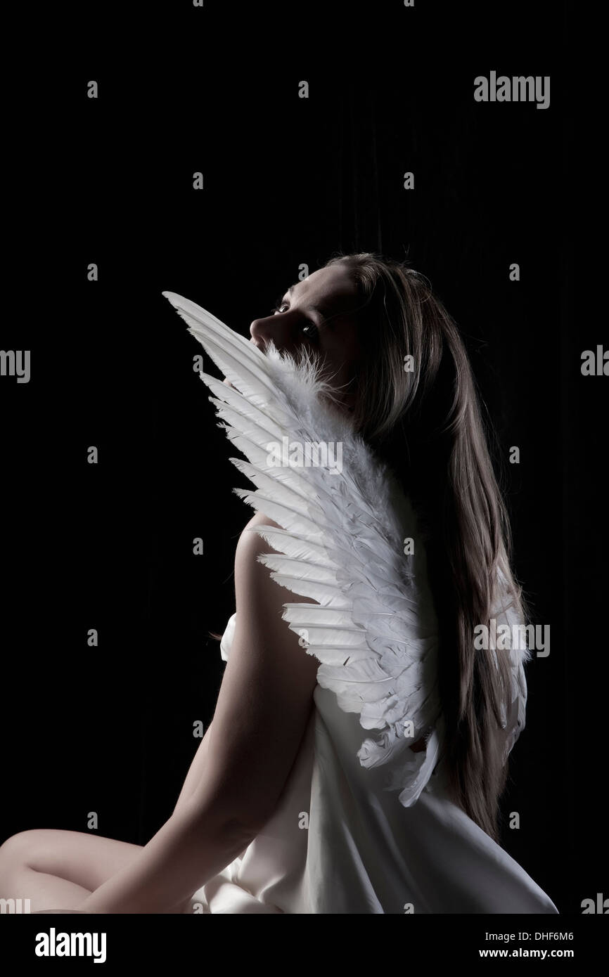 Ritratto in studio di grazioso donna che indossa ali d'angelo Foto stock -  Alamy