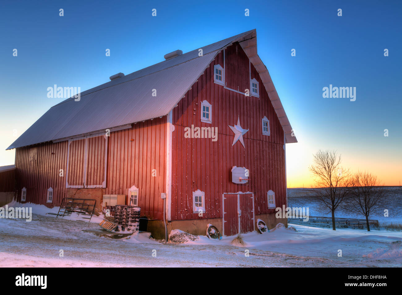 Granaio rosso con neve fresca a sunrise in una fattoria vicino a Edgewood nella zona nord-est di Iowa, inverno, HDR Foto Stock