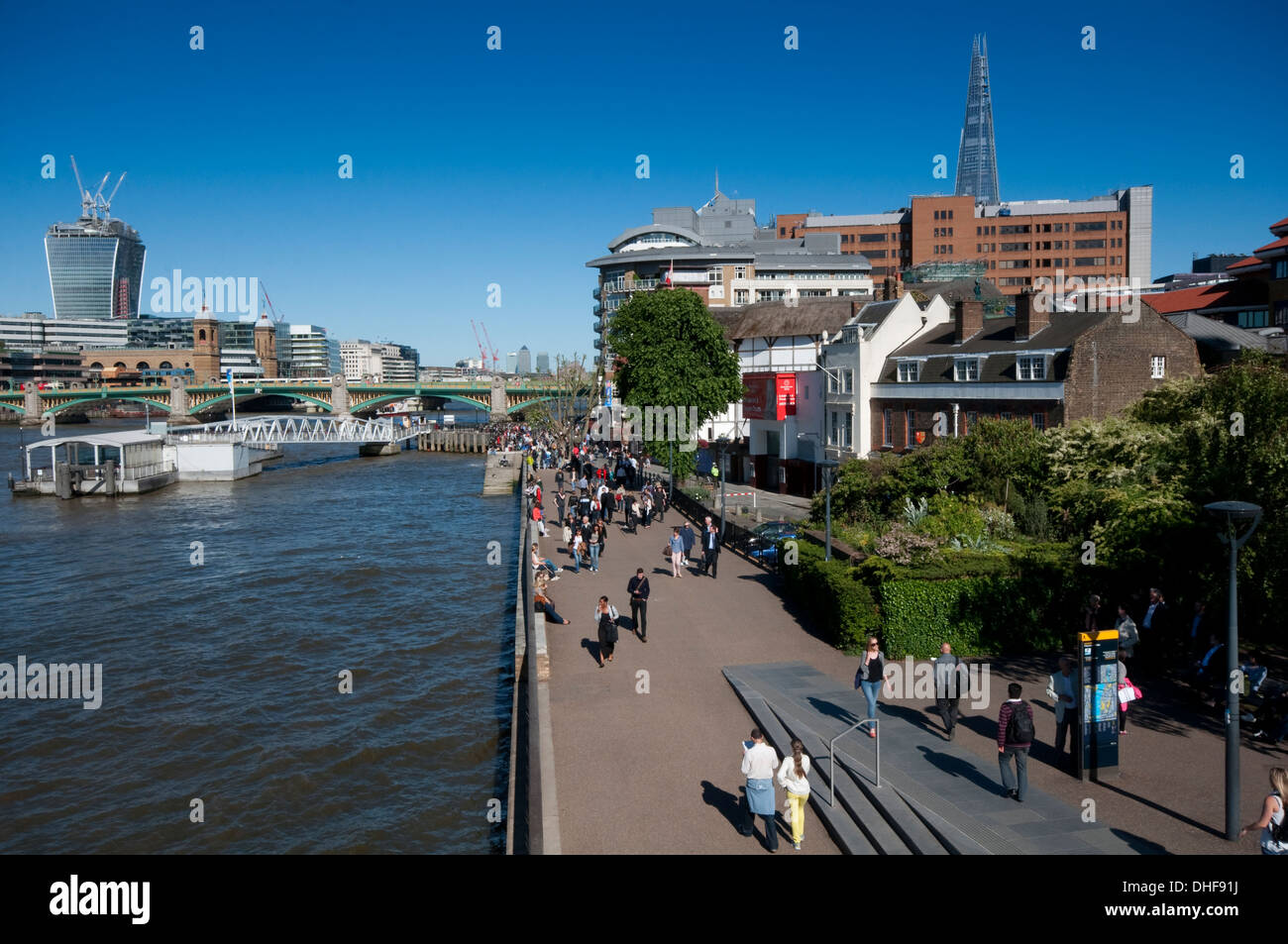 Inghilterra, Londra, Southwark, Thames Path, gente camminare lungo le rive del fiume Tamigi Foto Stock