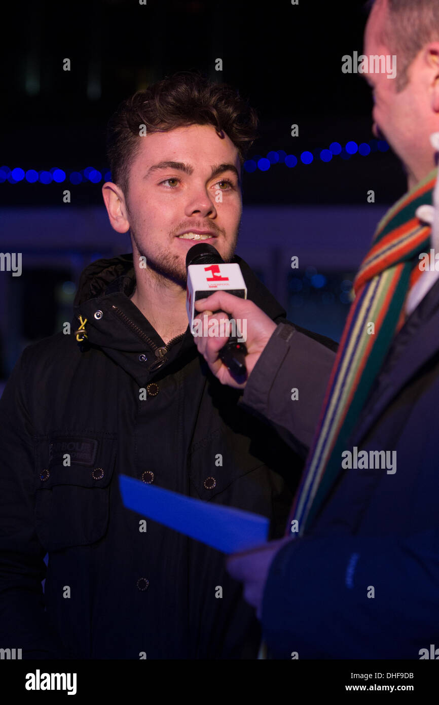 Liverpool, Regno Unito. 8 Novembre, 2013. Ray Quinn rilascia un intervista sul ghiaccio all'evento. Il Natale è stato lanciato in Liverpool con una lanterna magica sfilata attraverso il centro della citta'. Centinaia di bambini da intorno alla città regione illuminata la città con lanterne che avevano creato attraverso workshop con la lanterna società. La manifestazione è stata anche accompagnata da le luminarie di Natale accendere e ha visto anche la partecipazione di Coronation Street star Samia Ghadie e il suo partner Sylvain Longchambon. Credito: Christopher Middleton/Alamy Live News Foto Stock