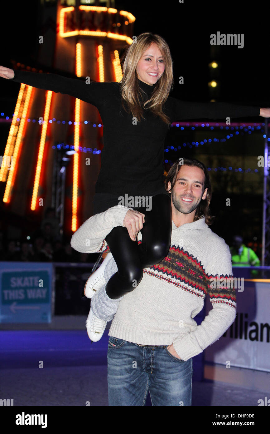 Liverpool, Regno Unito. 8 Novembre, 2013. Samia Ghadie e suo professional ghiaccio partner ballerino Sylvain Longchambon comportano per le fotografie sulla pista di pattinaggio su ghiaccio. Il Natale è stato lanciato in Liverpool con una lanterna magica sfilata attraverso il centro della citta'. Centinaia di bambini da intorno alla città regione illuminata la città con lanterne che avevano creato attraverso workshop con la lanterna società. La manifestazione è stata anche accompagnata da le luminarie di Natale accendere e ha partecipato anche il vincitore del TV show danza su ghiaccio e X Factor contestant Ray Quinn. Credito: Christopher Middleton/Alamy Live News Foto Stock