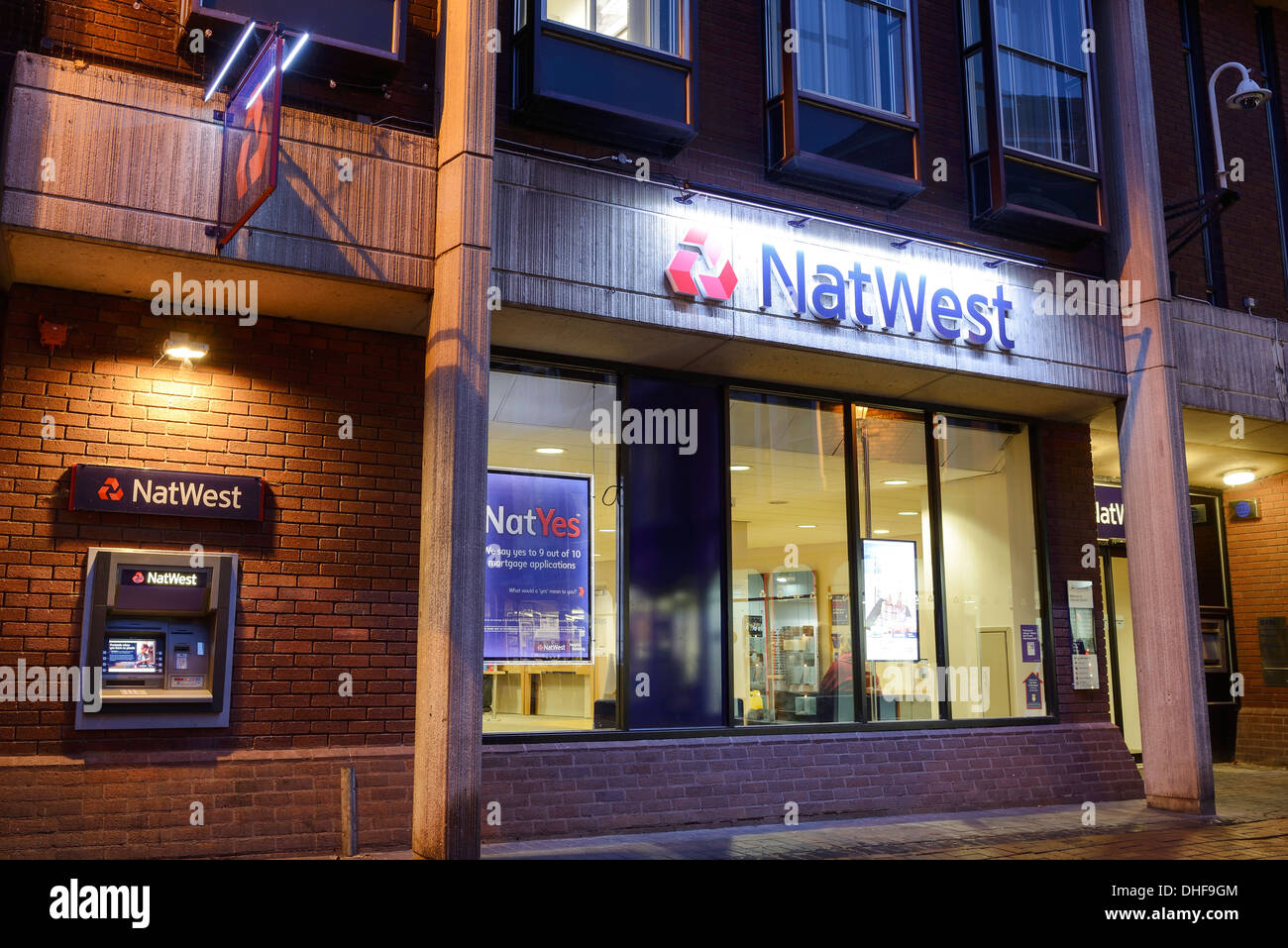 Natwest Bank e bancomat ATM illuminata di notte Foto Stock