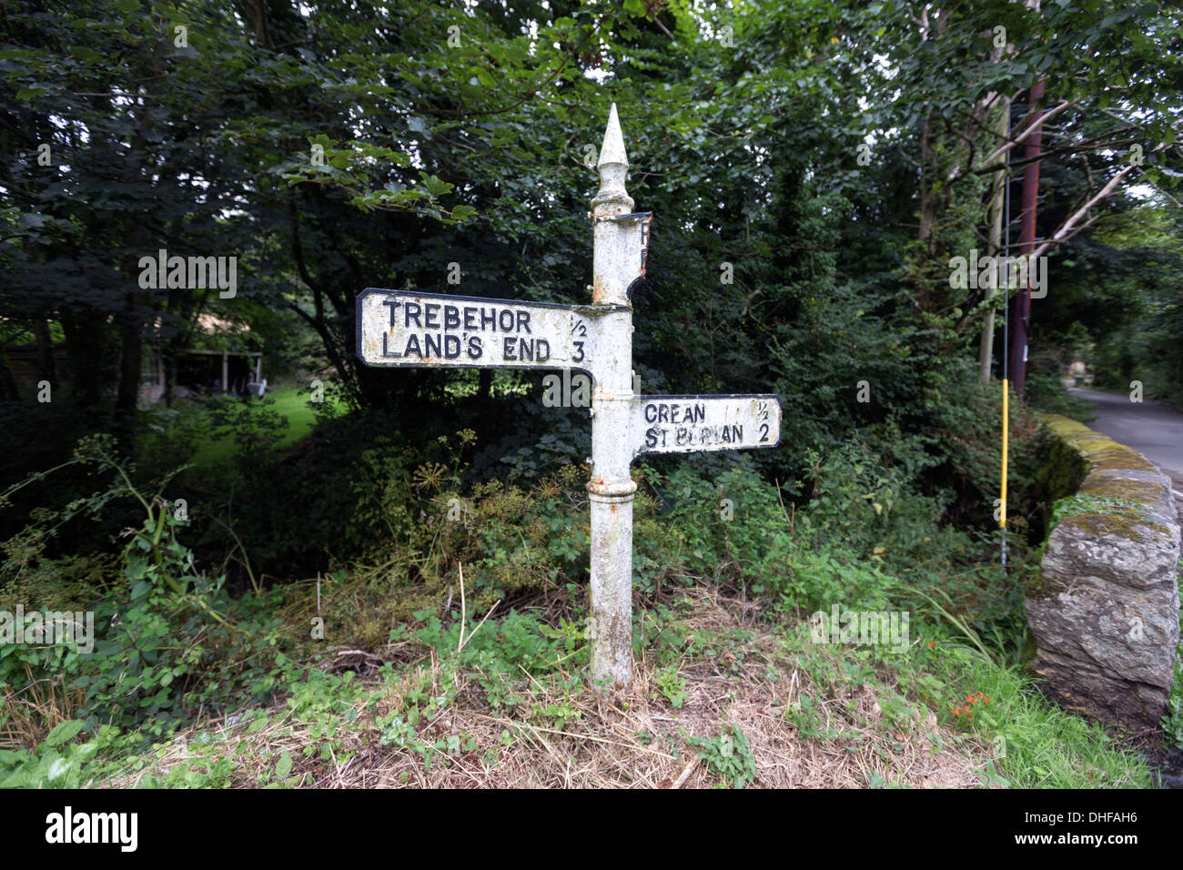 Il vecchio segno di direzione posto al di fuori del Sancreed chiesa parrocchiale Foto Stock
