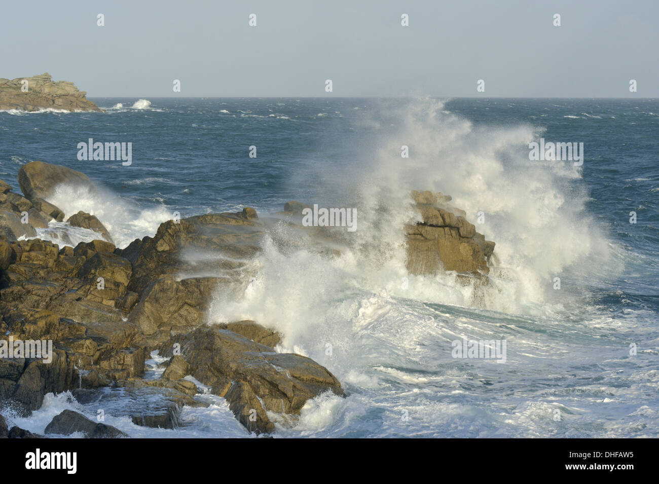 Mare mosso sulla costa britannica Foto Stock