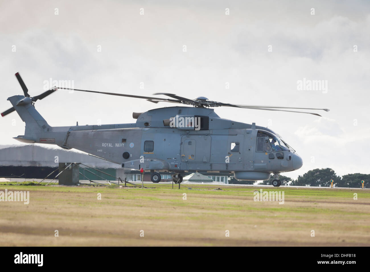 Merlin elicottero Royal Navy in atterraggio a airfield Foto Stock