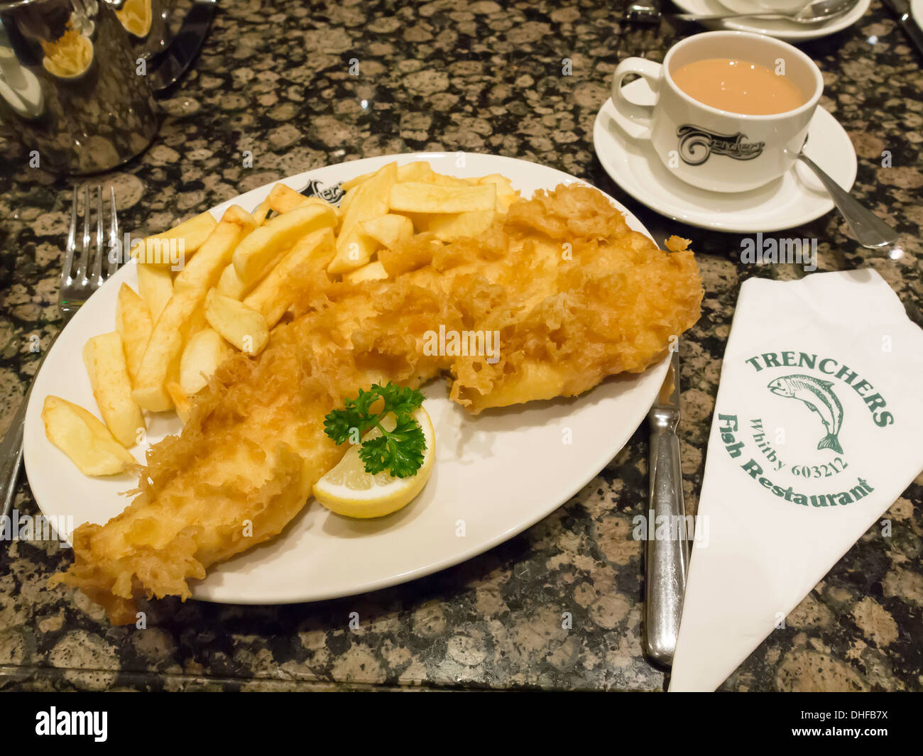 Ottimo pesce e patatine al famoso Trenchers Café a Whitby Foto Stock