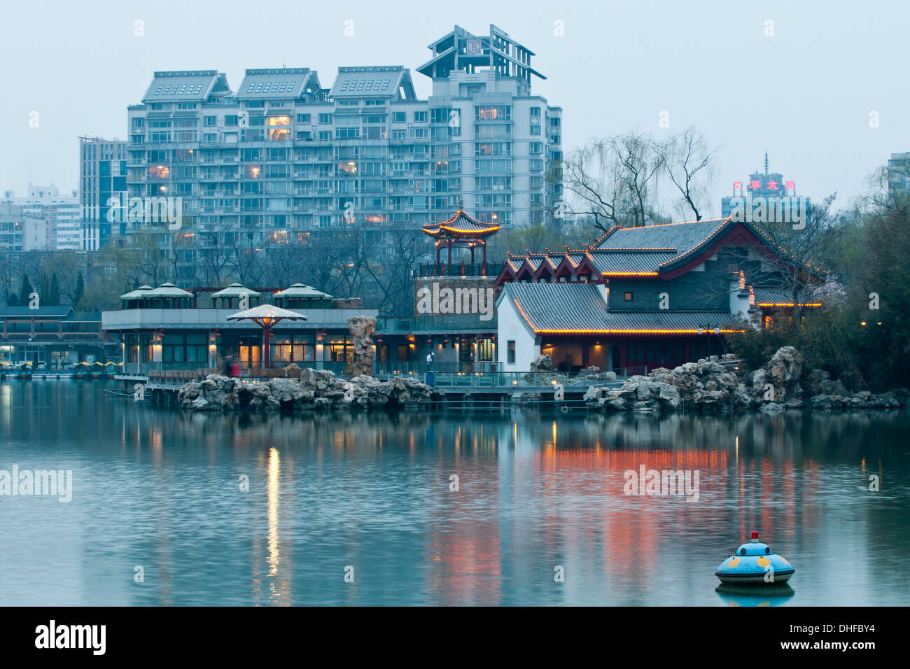 Ristorante nel parco Zizhuyuan comunemente noto come viola o Black Bamboo Park nel Distretto Haidian, Pechino, Cina Foto Stock