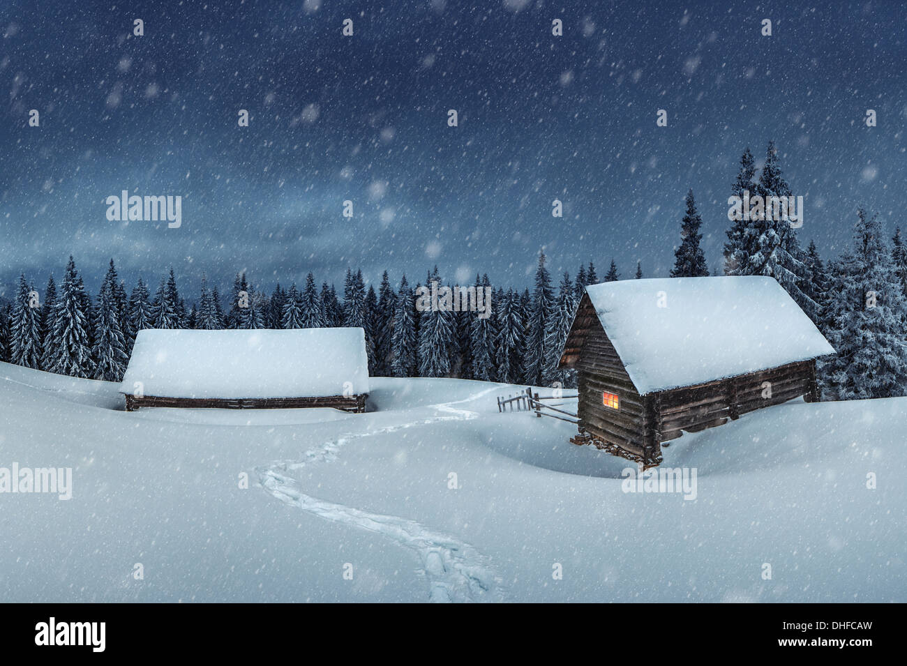 Casa in legno nella foresta di inverno Foto Stock