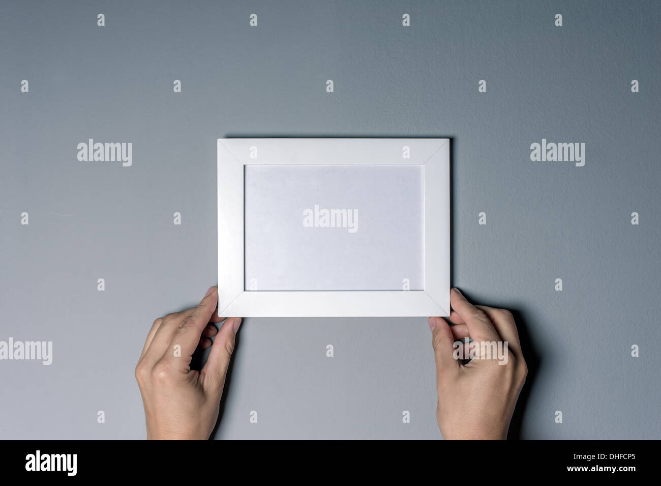 Svuotare il photo frame nelle mani della donna Foto Stock