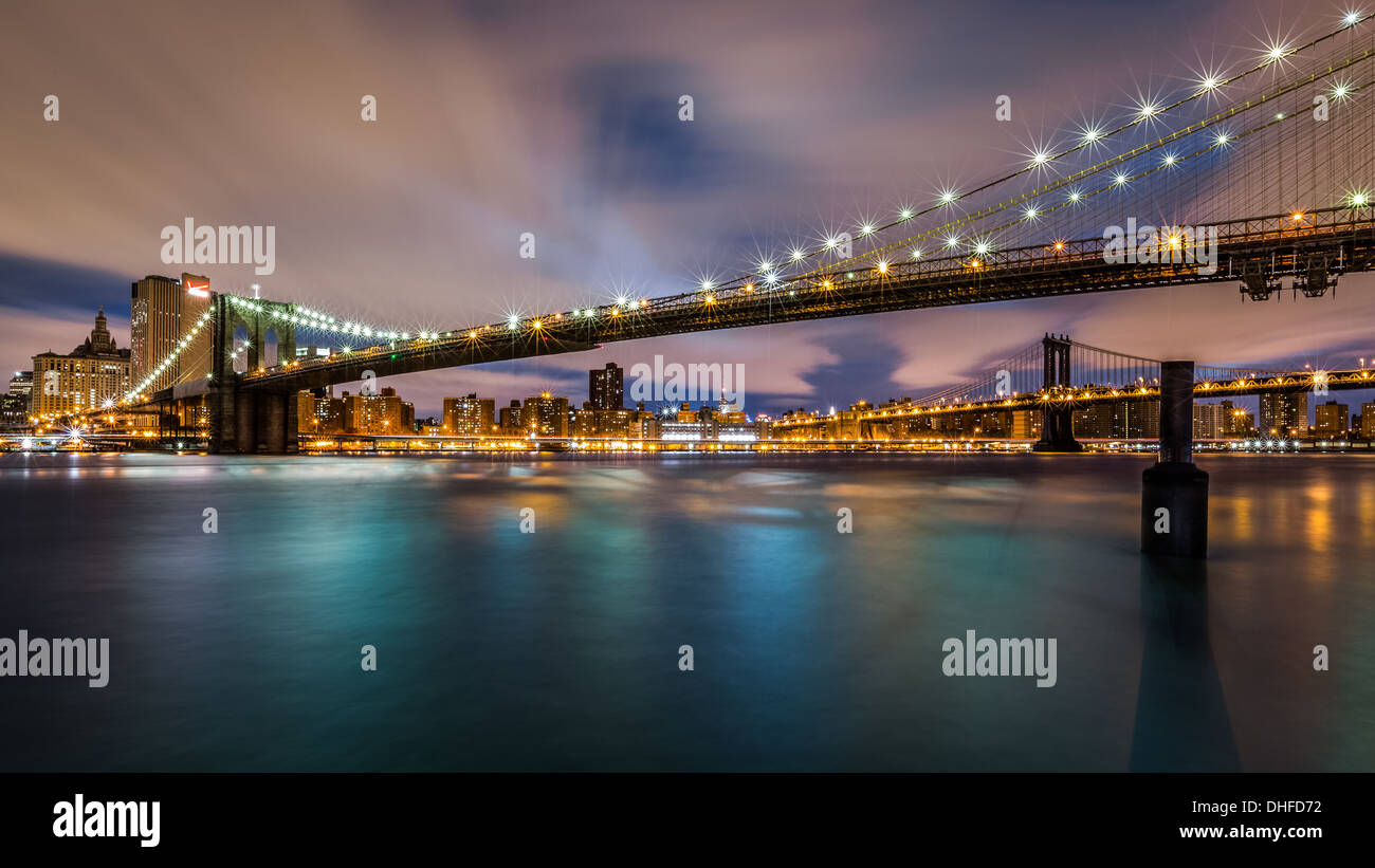 Ponte di Brooklyn Bridge spanning l'East River all'alba Foto Stock