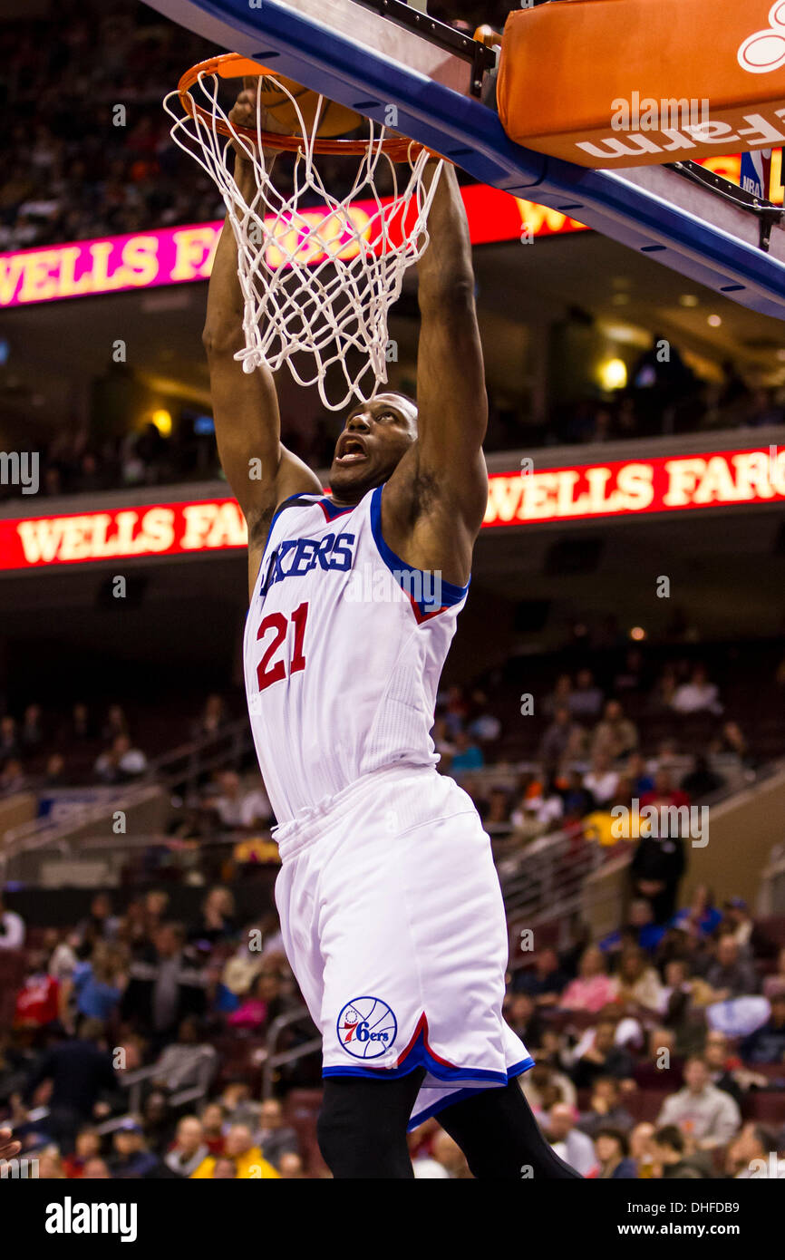 Philadelphia, Pennsylvania, USA. 8 Novembre, 2013. Philadelphia 76ers avanti potenza Taddeo giovani (21) schiacciate la palla durante il gioco NBA tra Cleveland Cavaliers e la Philadelphia 76ers presso la Wells Fargo Center di Philadelphia, Pennsylvania. Christopher Szagola/Cal Sport Media/Alamy Live News/Alamy Live News Foto Stock