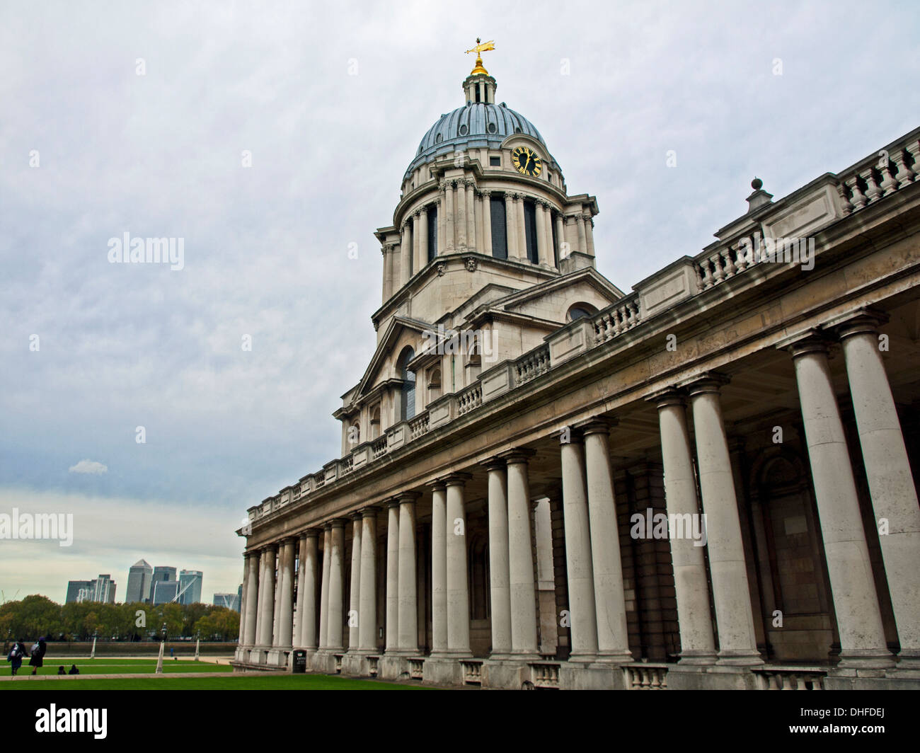 La Old Royal Naval College che mostra la cappella in Queen Mary corte e da Canary Wharf, Docklands in distanza Foto Stock