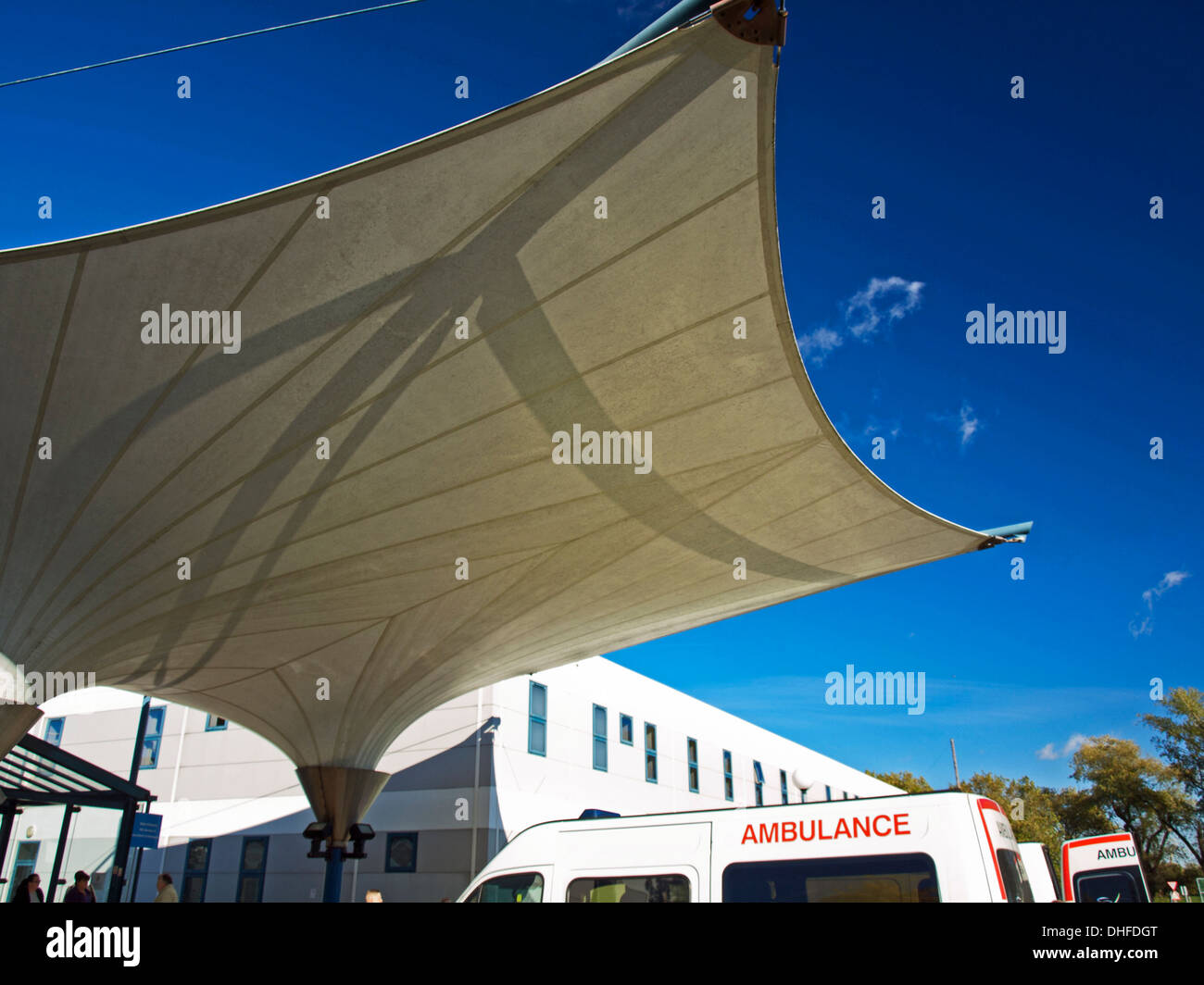 Le ambulanze parcheggiato di fronte alla Queen Elizabeth Hospital, Woolwich, a sud-est di Londra, Greater London, England, Regno Unito Foto Stock