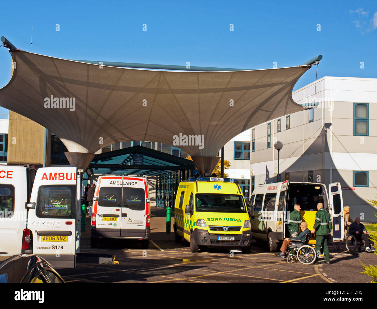 Le ambulanze parcheggiato di fronte alla Queen Elizabeth Hospital, Woolwich, a sud-est di Londra, Greater London, England, Regno Unito Foto Stock