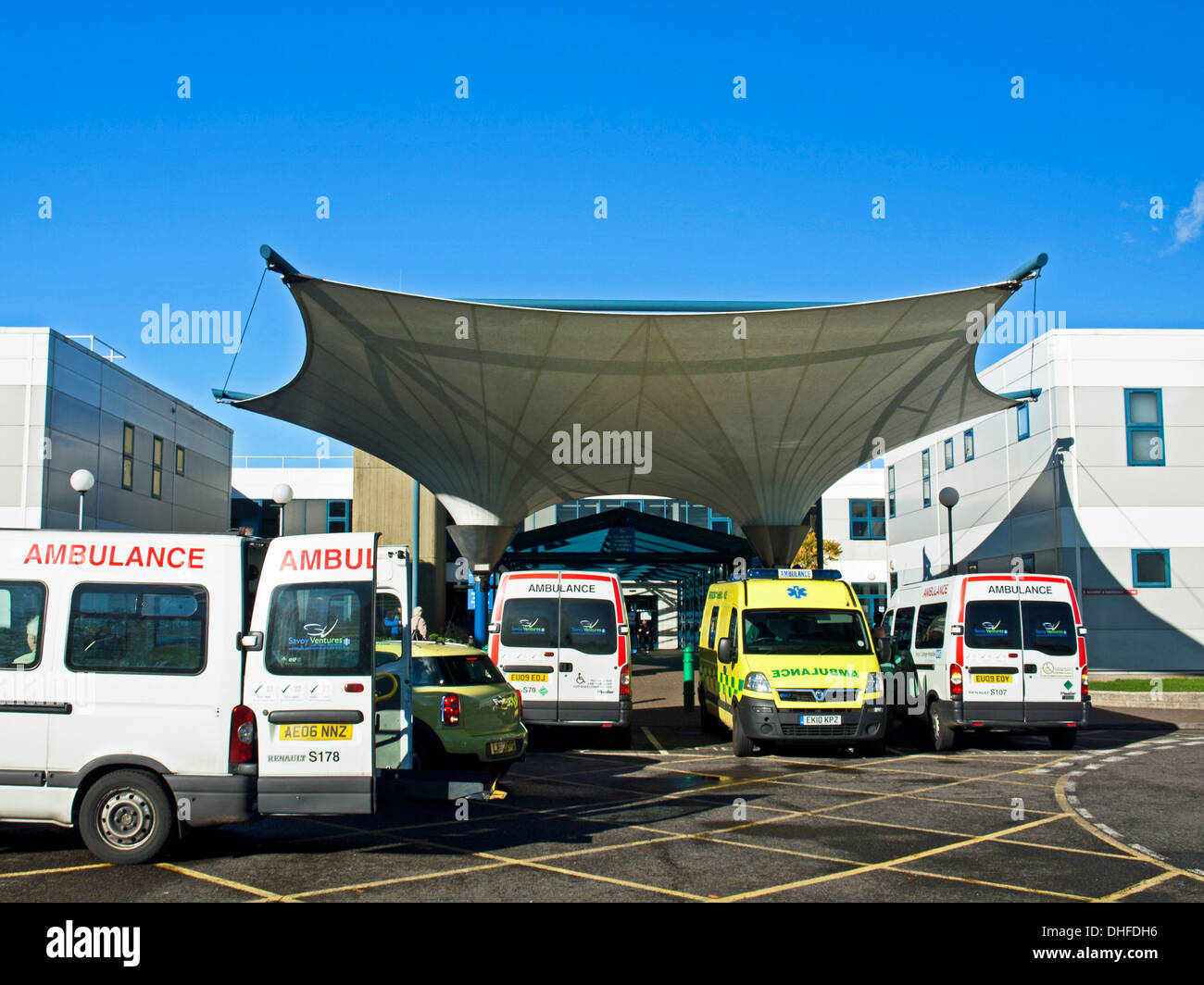 Le ambulanze parcheggiato di fronte alla Queen Elizabeth Hospital, Woolwich, a sud-est di Londra, Greater London, England, Regno Unito Foto Stock