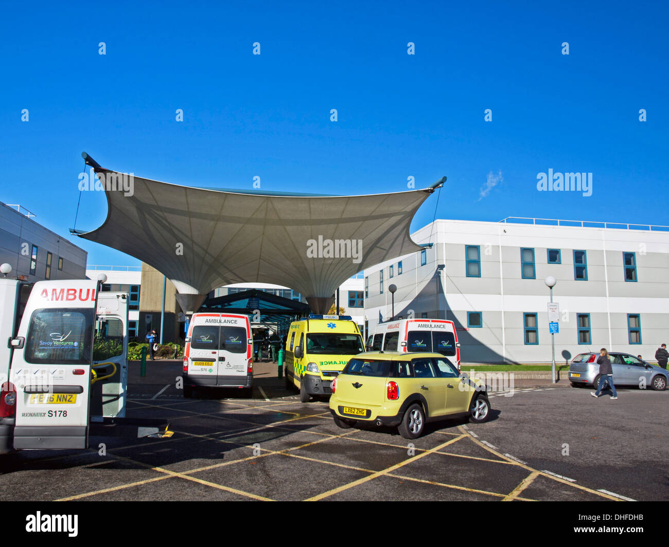 Le ambulanze parcheggiato di fronte alla Queen Elizabeth Hospital, Woolwich, a sud-est di Londra, Greater London, England, Regno Unito Foto Stock